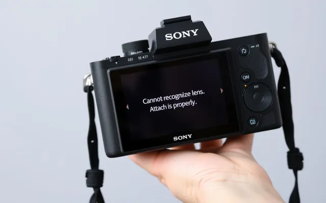 Komunikat o błędzie obiektywu na ekranie aparatu Sony