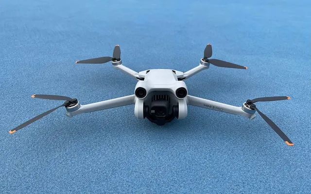 Dron DJI w powietrzu
