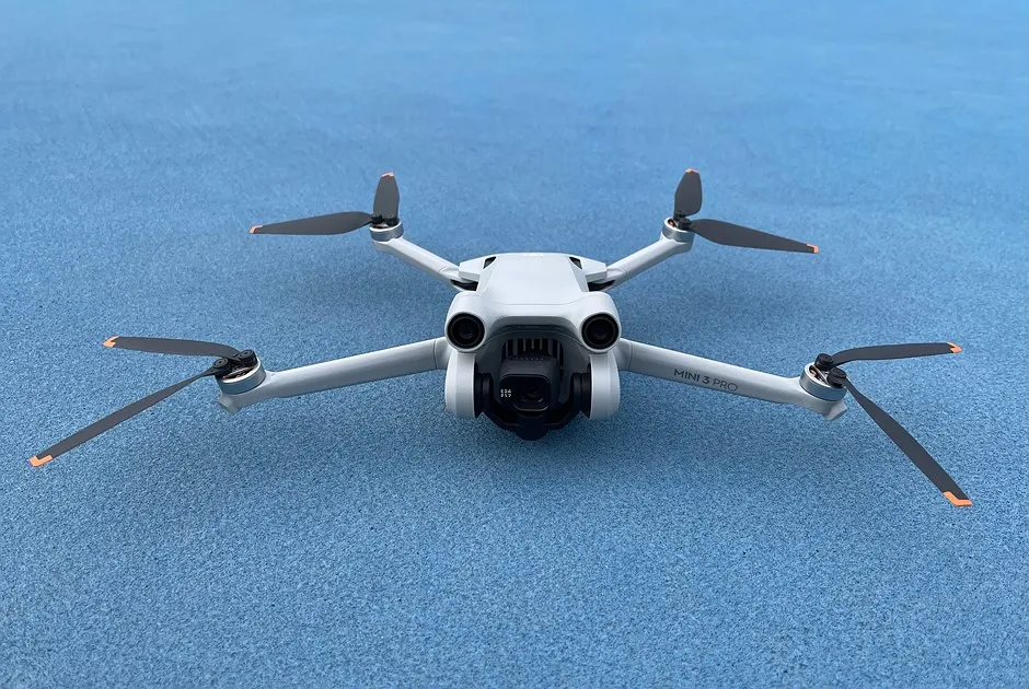Dron DJI w powietrzu