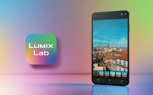 Aplikacja Lumix Lab na smartfonie obok aparatu Panasonic
