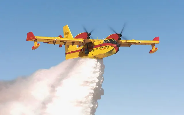 Samolot gaśniczy CL-415 Super Scooper nad pożarem