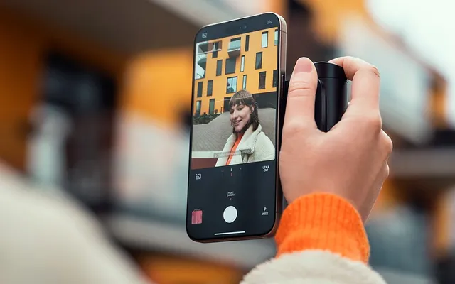 Uchwyt Leica Lux Grip zamocowany na iPhonie